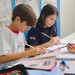 Alunos da Escola Luz estudando e participando do Intensivo Luz durante o turno Integral